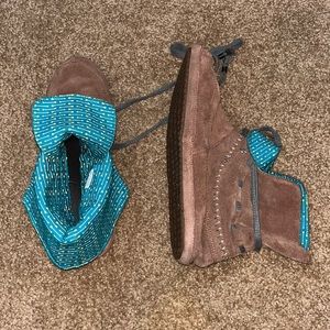 Sanuk boots, brown, turquoise inside